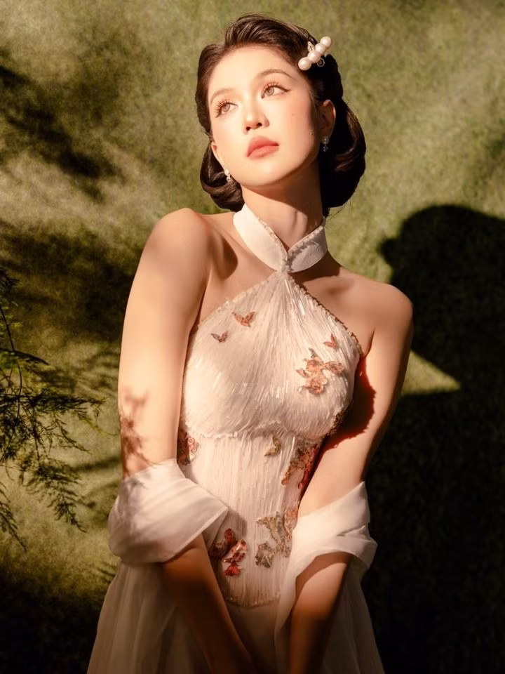 Không quá cầu kỳ trong phụ kiện, Ngọc Trinh ghi điểm nhờ cách tạo hình nhẹ nhàng, tập trung làm nổi bật tổng thể trang phục. ngoc-trinh-11.jpg