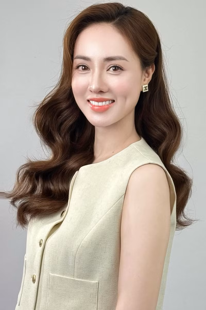 Trên trang cá nhân, cô nàng hân hoan chia sẻ: "Cảm ơn bác sĩ... đã tạo hình chiếc mũi cho em! Trộm vía, ai gặp cũng khen lắm ạ! Đây là chiếc mũi sau 7 ngày ạ!". công lý 3.jpg
