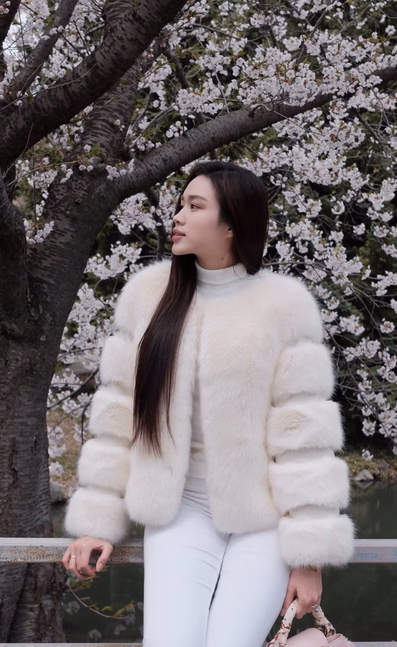 Bộ ảnh nhanh chóng thu hút hàng chục nghìn lượt tương tác nhờ những khoảnh khắc ngọt ngào, lãng mạn của cặp đôi trong khung cảnh mùa xuân thơ mộng. do-thi-ha-1.jpg