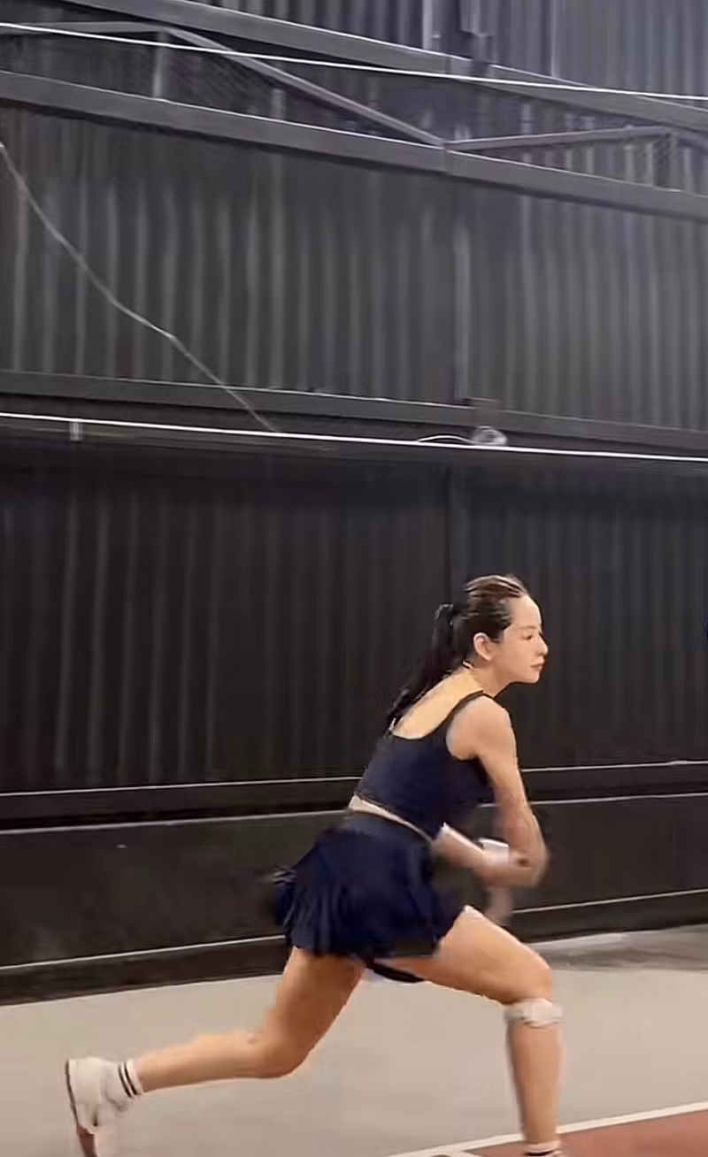 Những bộ trang phục chơi pickleball của Chi Pu đang trở thành chủ đề được chia sẻ rộng rãi. Sự kết hợp hài hòa giữa năng lượng thể thao và vẻ đẹp nữ tính giúp nữ ca sĩ tiếp tục khẳng định sức hút của mình. chipu-9.jpg