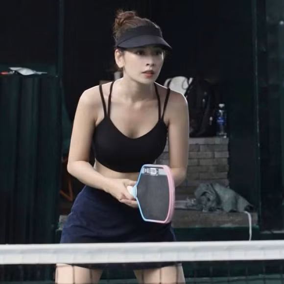 Những set đồ vừa tôn dáng lại vừa đảm bảo sự thoải mái khi vận động khiến nhiều người hâm mộ không khỏi xuýt xoa và để lại nhiều bình luận khen ngợi. chipu-2.jpg