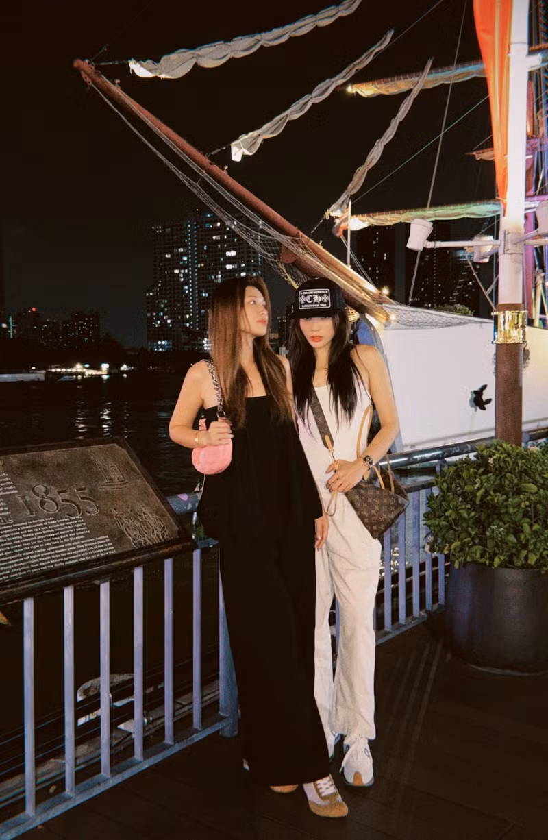Trong chuyến đi, cả hai thường xuyên diện đồ đôi với phong cách trẻ trung, năng động nhưng không kém phần tinh tế. ky-duyen-6.jpg