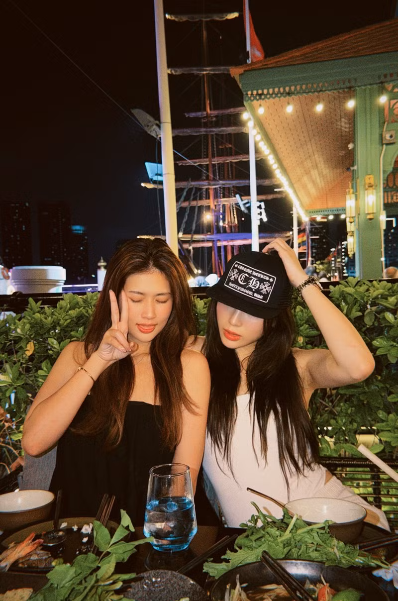 Điều này càng khiến người hâm mộ không khỏi thích thú và tò mò về mối quan hệ giữa hai nàng hậu đình đám. ky-duyen-5.jpg