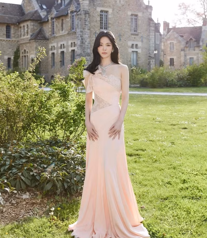Làn da mịn màng, thần thái tự tin cùng phong cách trang điểm nhẹ nhàng giúp cô toát lên vẻ đẹp tựa như một nàng công chúa hiện đại. kyo-2.jpg