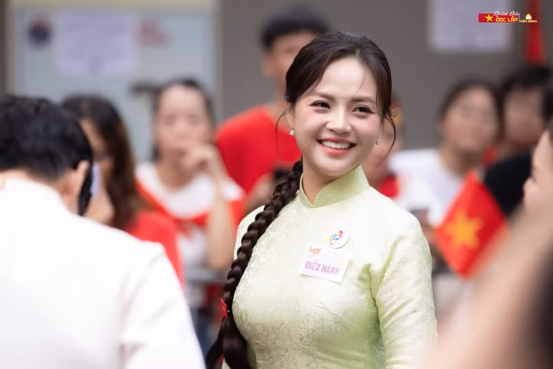 Nụ cười tỏa nắng cùng khí chất rạng ngời của nữ diễn viên Thu Quỳnh đã khiến nhiều vô cùng yêu thích. ao-dai-12.jpg