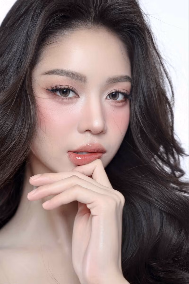 Mỗi lần xuất hiện, cô đều khiến khán giả không khỏi ngẩn ngơ trước vẻ đẹp rạng rỡ, dịu dàng và rất đỗi Á Đông của mình. thanh-thuy-2.jpg