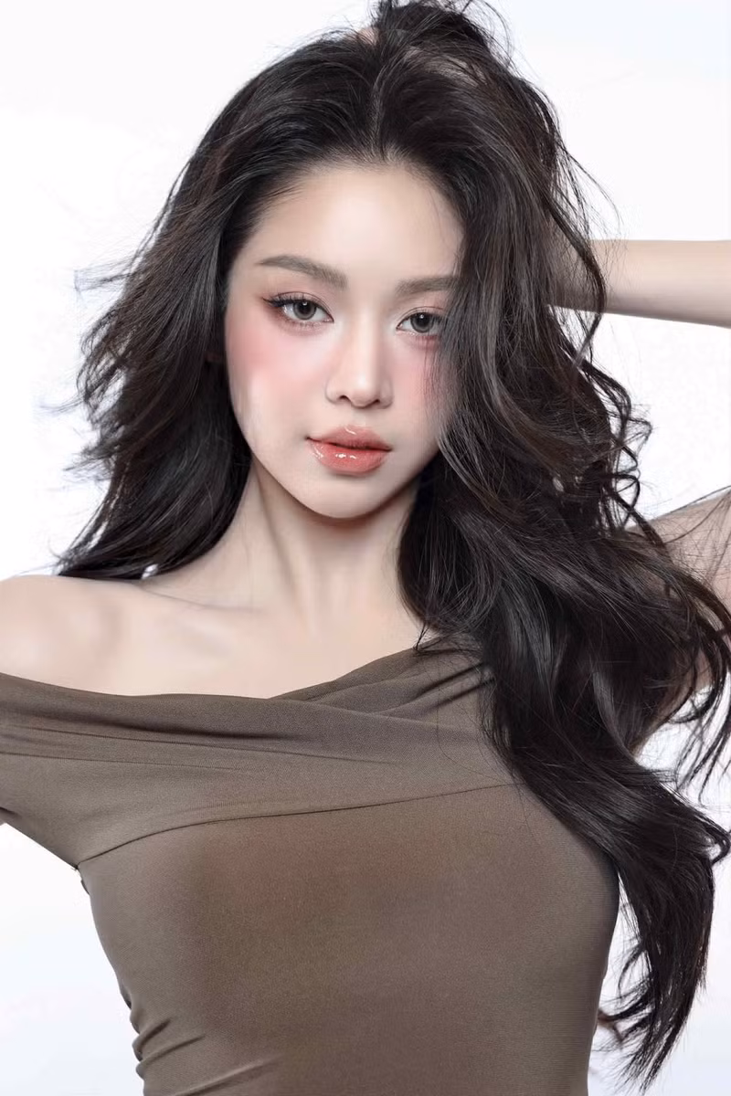 Nhiều người còn cho rằng, dễ dàng nhận thấy nhan sắc của nàng hậu đã "thăng hạng" một cách rõ rệt - một biểu tượng nhan sắc mới vừa mang nét đằm thắm, tinh tế lại rất hiện đại. thanh-thuy-1.jpg