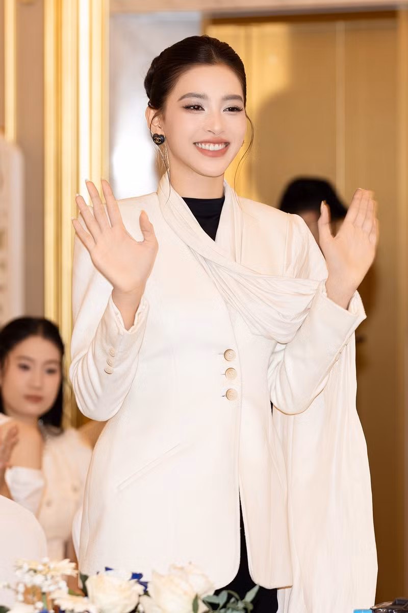 Bộ trang phục không chỉ tôn lên vóc dáng thanh mảnh còn thể hiện gu thẩm mỹ ngày càng trưởng thành của người đẹp. Sự kết hợp giữa nét cổ điển và hiện đại giúp cô nổi bật giữa không gian sự kiện sang trọng. tieu-vy-5.jpg