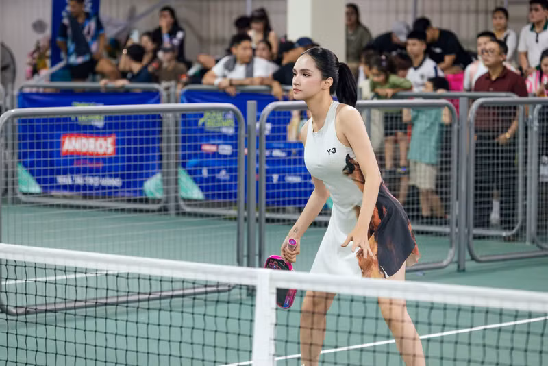 Đáng chú ý, dù mang tính thể thao, trang phục của nàng hậu vẫn khéo léo tôn lên vóc dáng thon thả, săn chắc mà không hề phản cảm hay phô trương da thịt quá đà. huong-giang-2.jpg