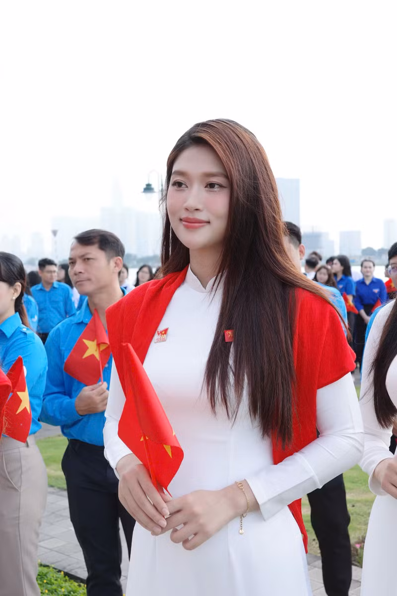 Hình ảnh Hoa hậu, Nam vương trẻ đẹp, trí thức và đầy nhiệt huyết đã truyền cảm hứng mạnh mẽ đến đông đảo giới trẻ, khẳng định vai trò của người trẻ trong hành trình góp phần dựng xây đất nước. img-8422.jpg