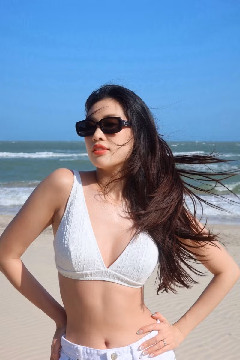 Mỗi lần xuất hiện, cô không chỉ gây ấn tượng về ngoại hình mà còn bởi sự chuyên nghiệp, tinh thần làm việc nghiêm túc. khanh-van-7.jpg