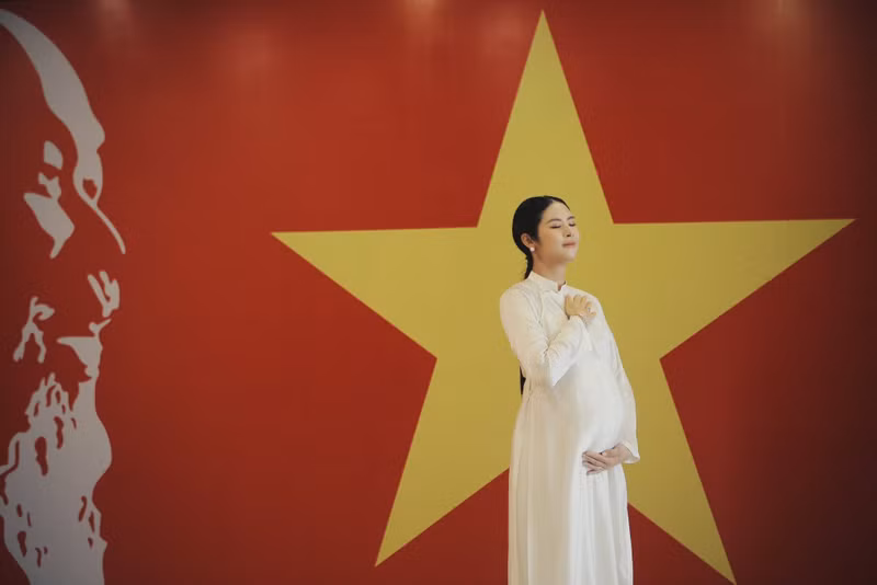 Hoa hậu Ngọc Hân tự tin khoe bụng bầu khi diện trên mình bộ áo dài cho chính cô thiết kế. ngoc-han-3.jpg