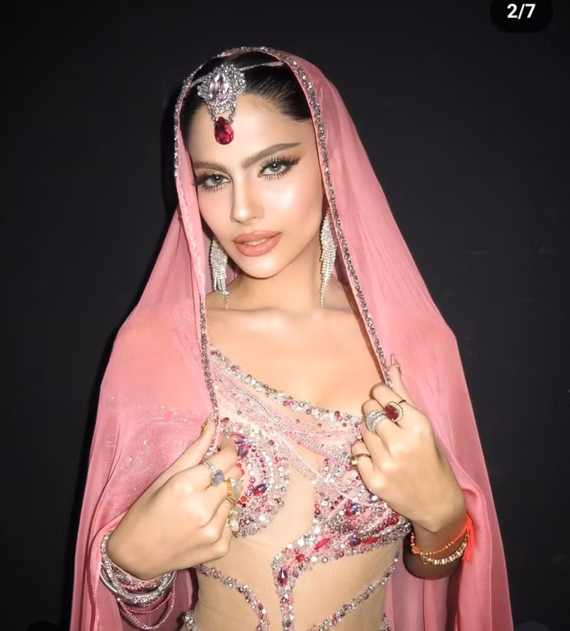 Để tôn lên những đường nét sắc sảo của gương mặt, tân Miss Grand International thường lựa chọn phong cách trang điểm đậm, theo tông màu khói. miss-grand-11-6462-4855.jpg