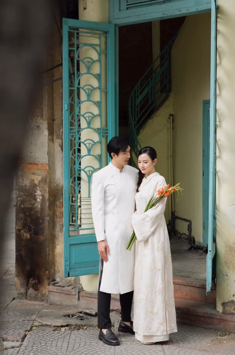 Về phía ông xã Midu, nam doanh nhân cùng diện áo dài đôi với vợ, thần thái toát lên vẻ ngoài lịch lãm, phong độ. midu-5.jpg