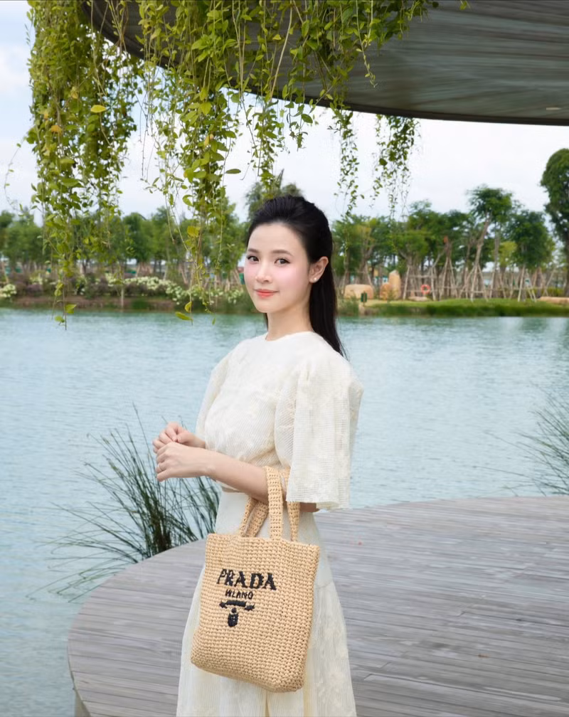 Hơn nữa, cách phối đồ nhẹ nhàng còn khiến nhiều người khi nhìn vào sẽ thấy nữ diễn viên trẻ hơn tuổi thật. midu-12.jpg