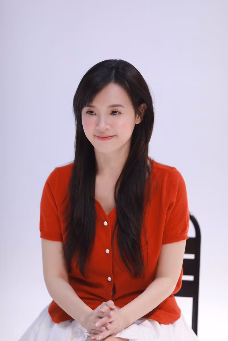 Đặc biệt, phong cách trẻ trung cũng giúp bà xã doanh nhân Minh Đạt không bị gò bó vào hình mẫu “nàng dâu hào môn” mà vẫn hiện đại. midu-13.jpg