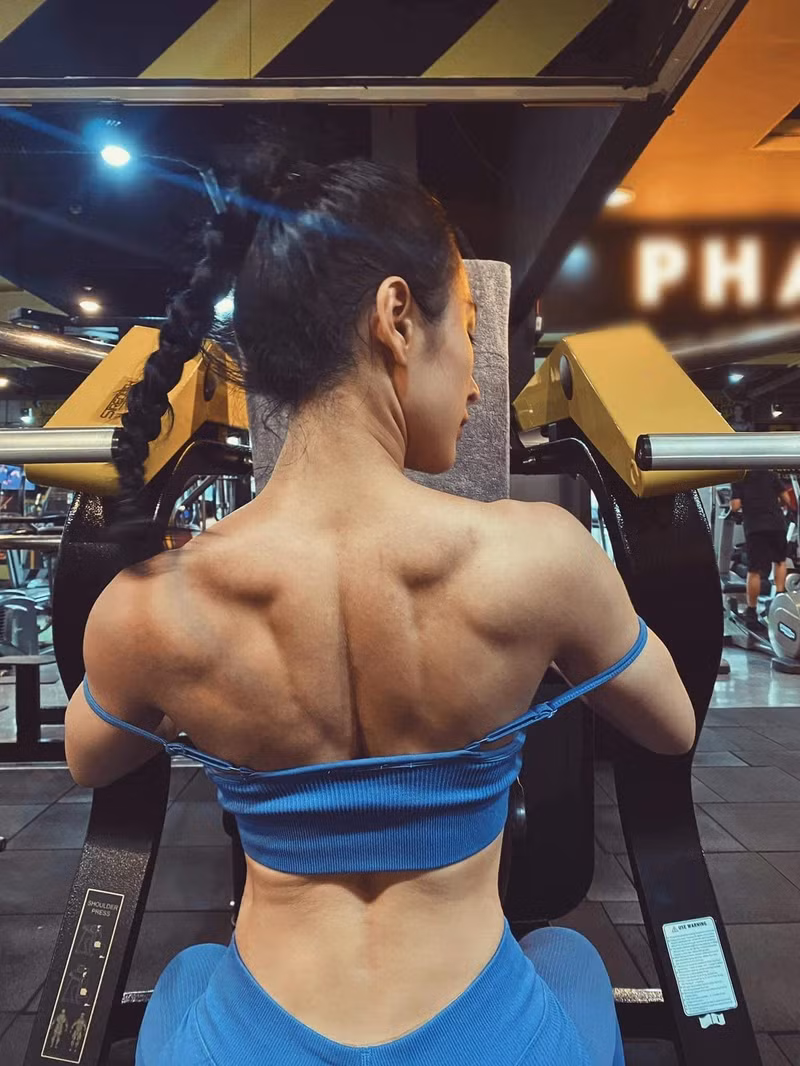 Cô không ngại tập các bài tập thể hình dạng nặng như: Squats, Deadlift, bench press, military press, barbell rows... angela-phuong-trinh-011.jpg