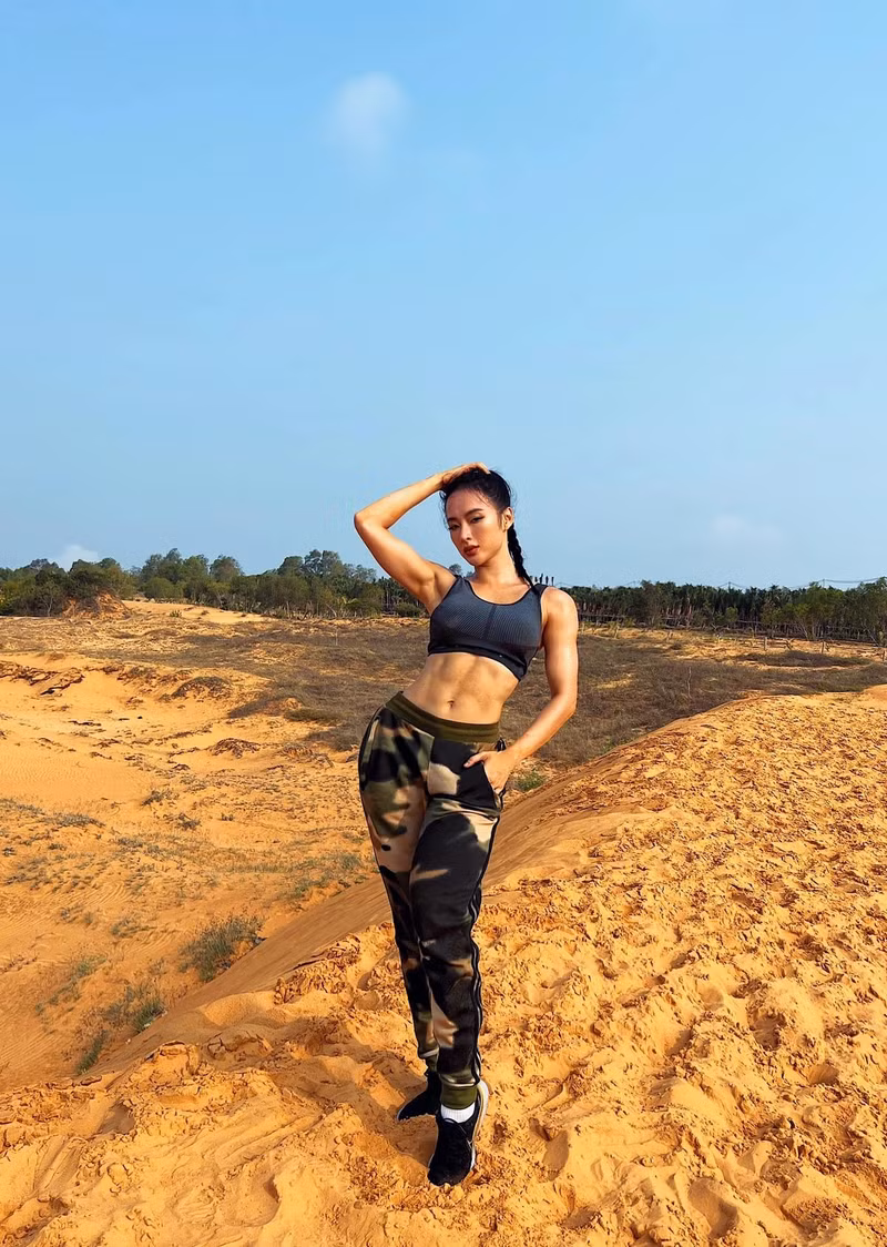 Hình thể của Angela Phương Trinh có sự thay đổi rõ rệt, ngày càng săn chắc, cơ bắp vạm vỡ khác hẳn hình ảnh nhẹ nhàng trước đây. angela-phuong-trinh-08.jpg