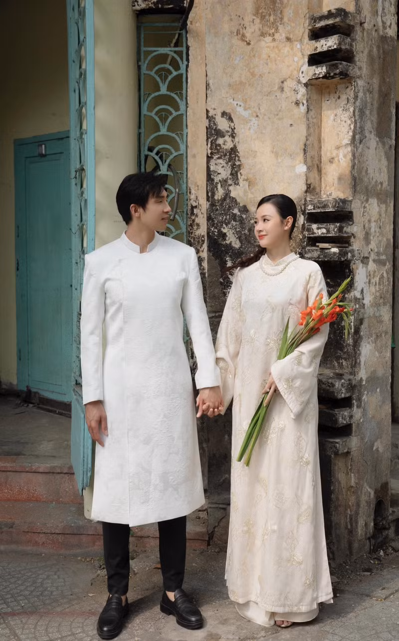 Cô nàng diện áo dài lụa trắng thêu hoa tinh tế, tóc buộc nhẹ nhàng toát lên vẻ đẹp thanh lịch, dịu dàng. midu-4.jpg