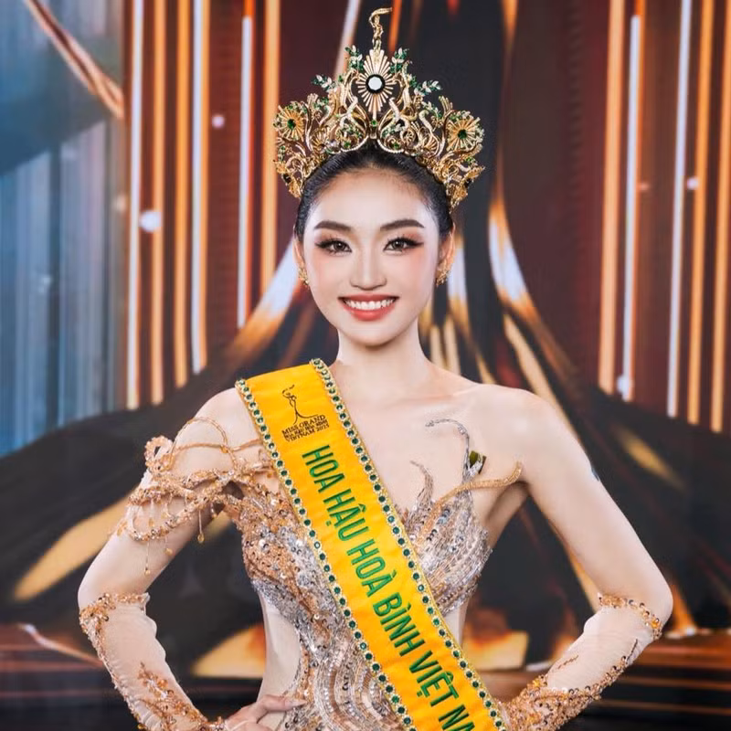 Đặc biệt phong thái tự tin trong các phần thi phụ cũng như phần thi ứng xử tại đêm chung kết của Yến Nhi đã khiến nhiều người thêm phần ấn tượng. miss-grand-vietnam-1.jpg
