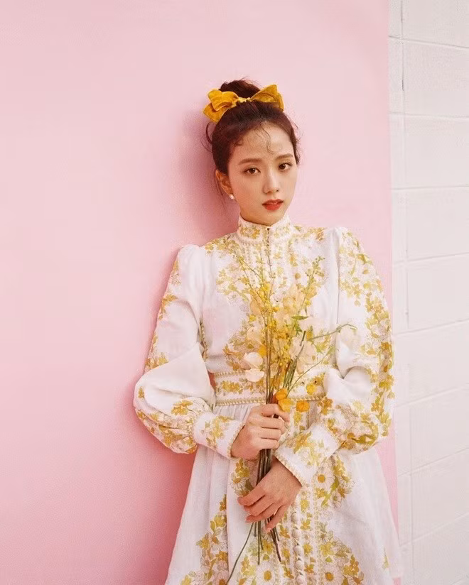 Mái tóc búi cao làm bừng sáng gương mặt của Jisoo, giúp cô khoe trọn những đường nét xinh đẹp như cực phẩm. jisoo-010.jpg