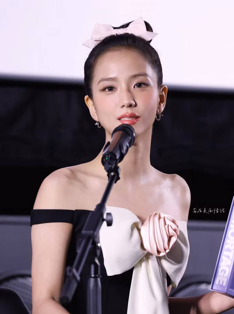 Nhiều người còn nói rằng cô trông giống như một nàng công chúa ngoài đời thực. jisoo-5.png