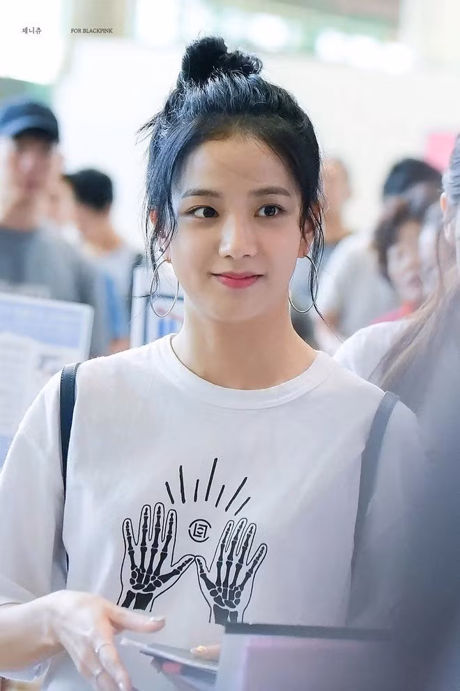 Trong khi đó, Jisoo vừa trở lại với tư cách nghệ sĩ solo với album mới nhất mang tên 'AMORTAGE' vào ngày 14/2. Album bao gồm 4 ca khúc, trong đó có ca khúc chủ đề "Earthquake" và các bài hát "Your Love", "TEARS" và "Hugs & Kisses". jisoo-09.jpg