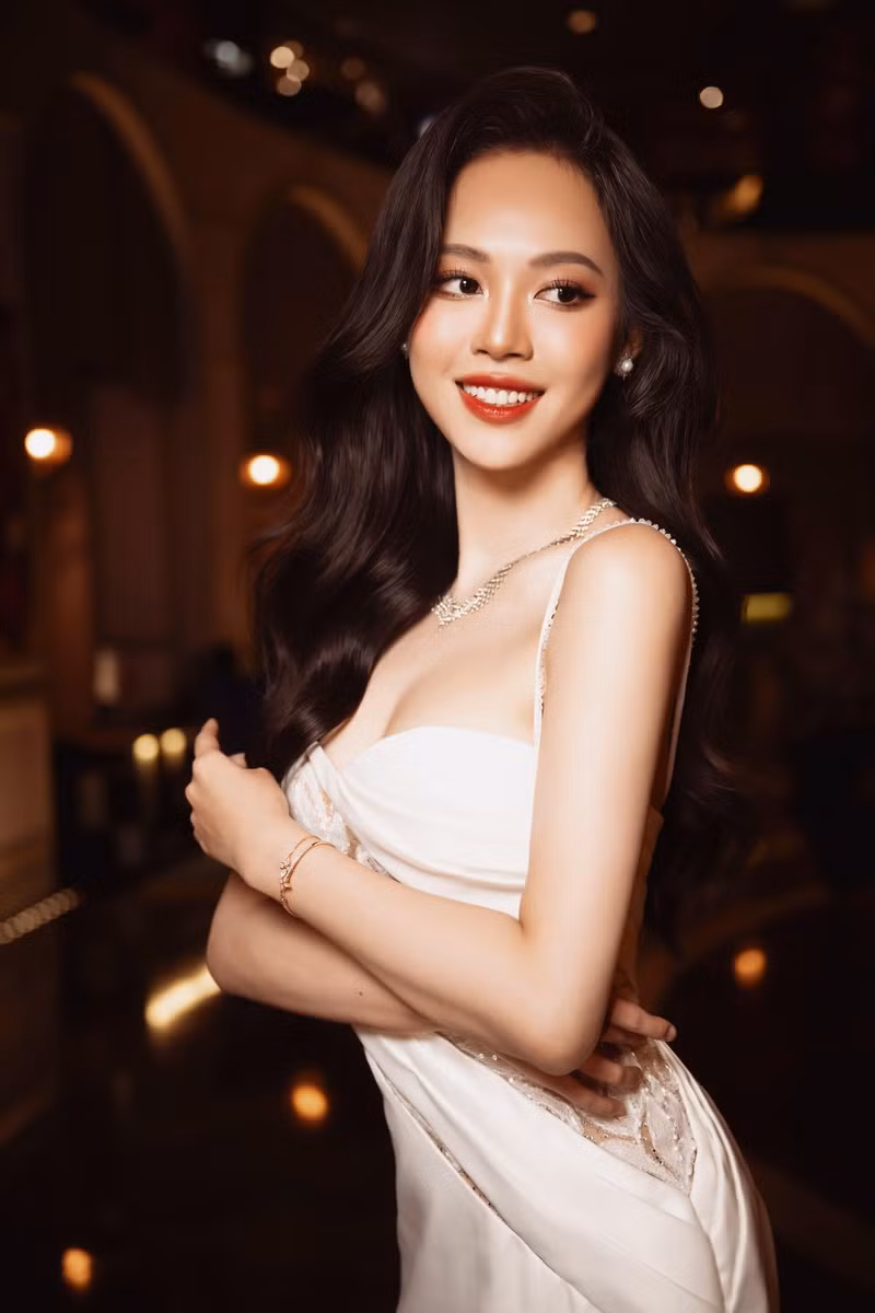 Tại trường, Trịnh Thùy Linh luôn là một sinh viên gương mẫu và được thầy cô, bạn bè yêu quý. Cô tích cực góp mặt trong các hoạt động, phong trào của trường. TRỊNH LINH - TỐT NGHIỆP THỦ KHOA (9).jpg