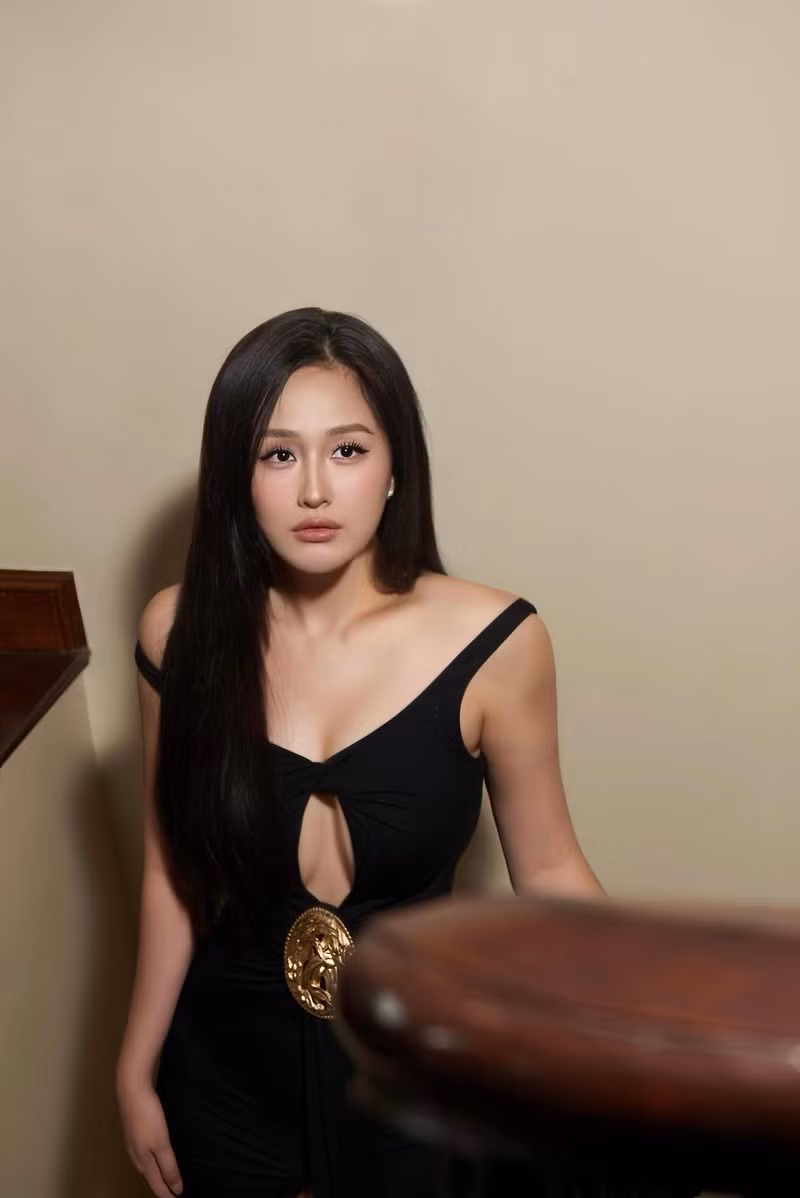 Trên trang cá nhân, Hoa hậu Mai Phương Thúy vừa gây chú ý khi chia sẻ hình ảnh diện váy khoét sâu, tôn lên vòng 1 quyến rũ và thân hình gợi cảm. mai-phuong-thuy-1.jpg