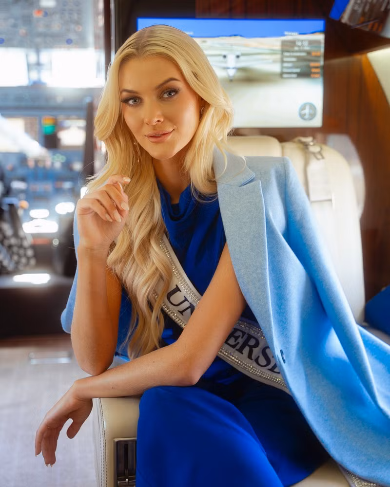 Trang chủ Miss Universe viết: “Chuyến đi đầu tiên với tư cách Hoa hậu Hoàn vũ. Hướng tới Miami để bắt đầu chuyến hành trình tuyệt vời này - sẵn sàng tạo nên những kỷ niệm không thể quên!”. miss-universe-3.jpg
