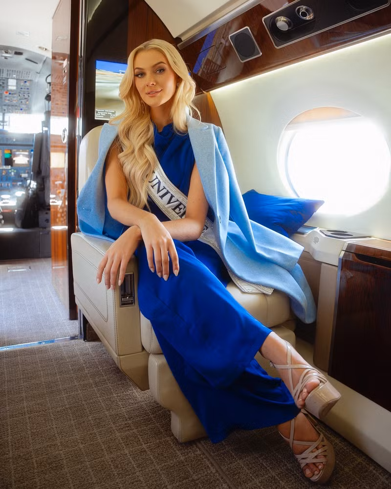 Trong loạt ảnh được đăng tải, tân Miss Universe 2024 diện bộ cánh màu xanh nổi bật. miss-universe-1.jpg