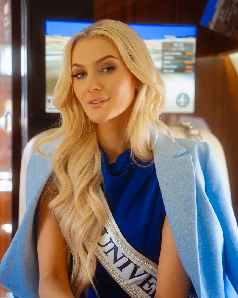 Mới đây, trang chủ Miss Universe đã đăng tải những hình ảnh của Victoria Kjær Theilvig trong chuyến công tác đầu tiên trên cương vị mới. miss-universe-4.jpg