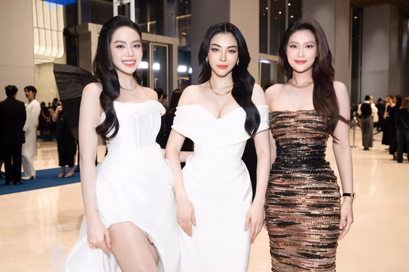 Trong đêm sự kiện, Đoàn Thiên Ân gây ấn tượng mạnh với thiết kế đính kết tỉ mỉ tông đen – vàng sang trọng, lấp lánh. Nhan sắc rạng ngời, thần thái tựa nữ thần giúp cô trở thành tâm điểm của sự kiện. dsc-7723.jpg