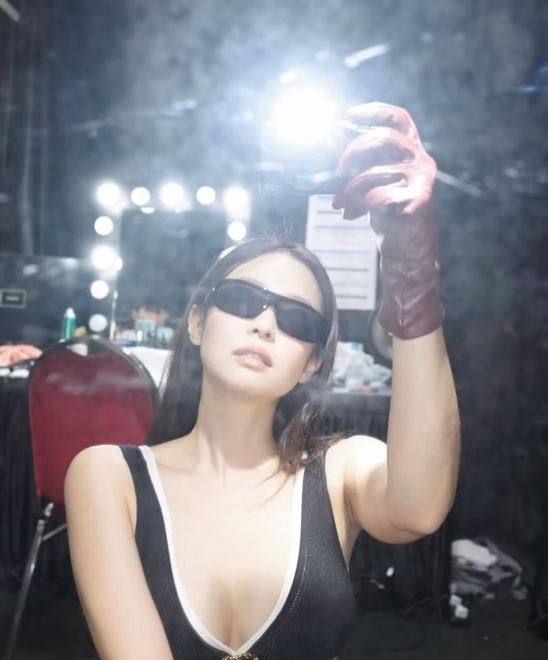 Diện trên mình những bộ trang phục quyến rũ, cô khéo léo kết hợp áo bra gợi cảm cùng chân váy ngắn cùng màu. jennie-9.jpg