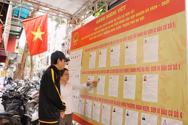 anh-6-ba-ngoc-bich-ao-trang-tuyen-truyen-cho-nguoi-dan-truoc-ngay-bau-cu-chinh-thuc-dien-ra.jpg