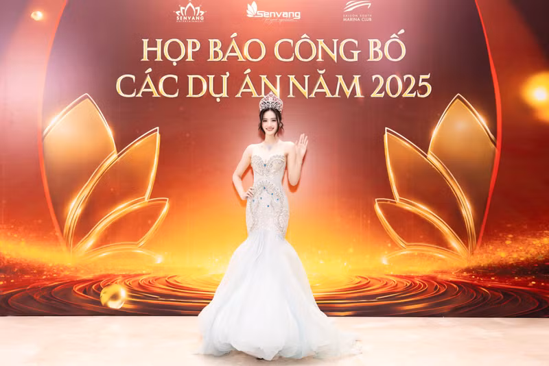 Hoa hậu Ý Nhi và Á hậu Minh Kiên sải bước trên thảm đỏ trong những bộ cánh mang tông màu xanh chủ đạo của Miss World. Hai nàng hậu đã có màn hội ngộ đầy ấn tượng. y-nhi-2.jpg