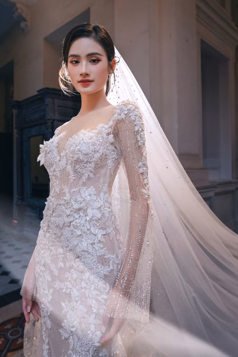 Không chỉ gây chú ý nhờ nhan sắc, Hoa hậu Ý Nhi còn được công chúng đặc biệt quan tâm bởi mối tình kéo dài từ thời cấp 3 với bạn trai Anh Kiệt. y-nhi-5.jpg