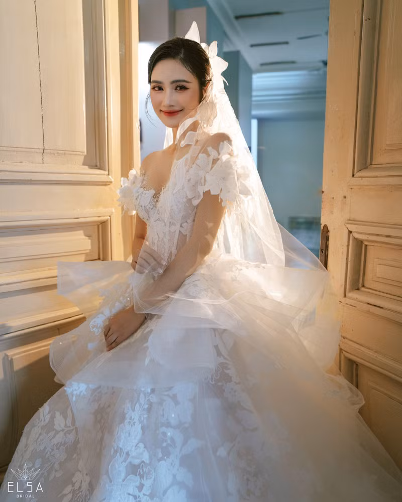 Mới đây, Hoa hậu Ý Nhi đã khiến dân tình “sốt xình xịch” khi đăng tải loạt ảnh nét căng, diện váy cưới lấp lánh khoe nhan sắc xinh đẹp như một cô công chúa bước ra từ truyện cổ tích. y-nhi-7.jpg