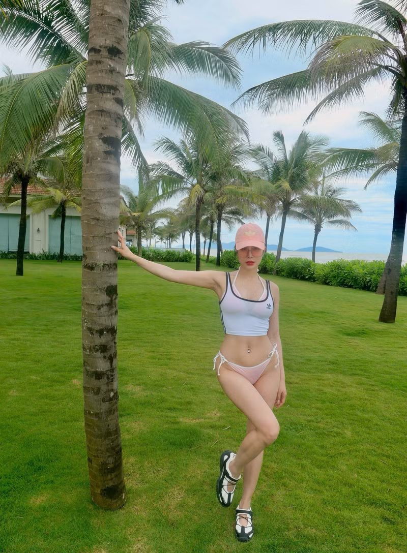 Diệp Lâm Anh mới đây gây chú ý khi đăng tải bộ ảnh diện bikini khoe vóc dáng săn chắc và quyến rũ sau hai lần sinh nở. diep-lam-anh-2.jpg