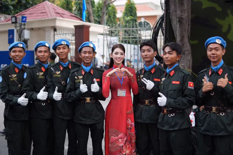 Hình ảnh nàng hậu rạng ngời sánh bước cùng hơn 50 nghệ sĩ khác đã để lại nhiều cảm xúc đẹp trong lòng công chúng. tieu-vy-5.jpg