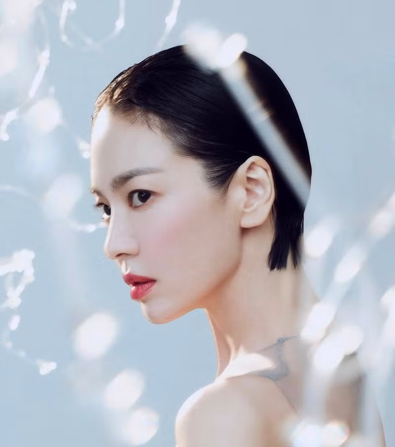 Từ mái tóc dài đến kiểu tóc bob sang trọng, cô nàng đã thể hiện đa dạng phong cách, chứng minh sự linh hoạt và phong cách thời trang của mình. song-hye-kyo-9.jpg