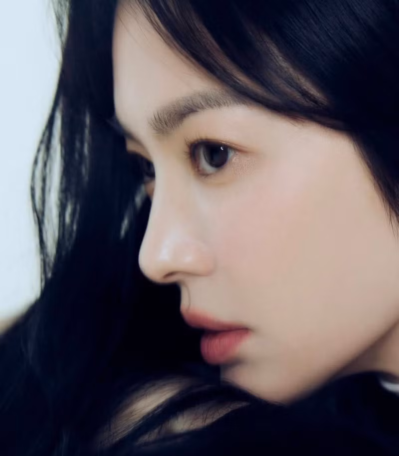 Tôn lên vẻ ngoài tươi tắn và ngây thơ với mái tóc đen, Song Hye Kyo làm nổi bật các đường nét trên khuôn mặt bằng lối trang điểm tinh tế. song-hye-kyo-5.jpg