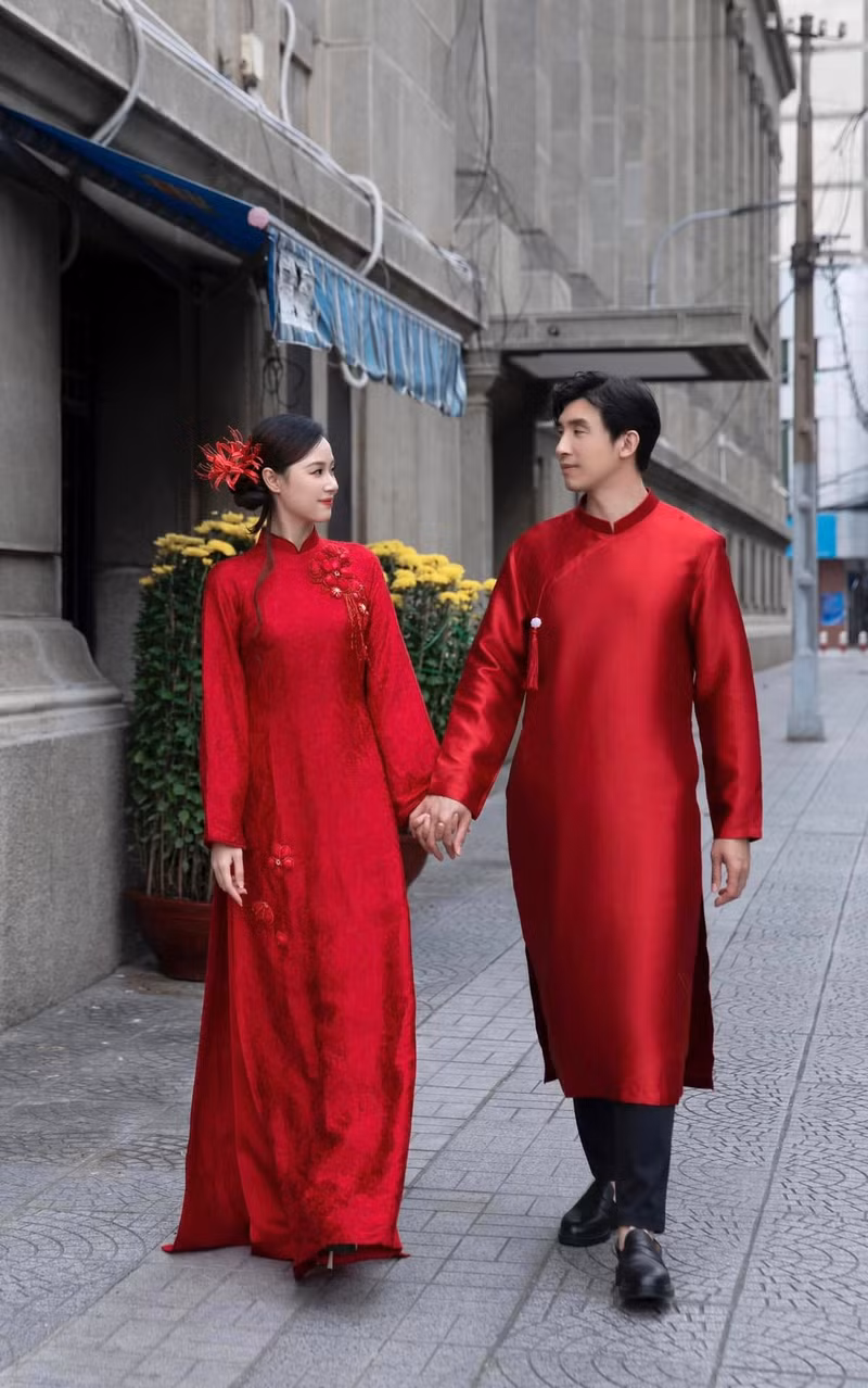 Midu hào hứng bày tỏ: “Mùng 1, sắc đỏ hòa với hoa vàng, dưới trời xuân đẹp dịu dàng sánh đôi. Chúc cả nhà một năm mới thật rực rỡ”. midu-9.jpg