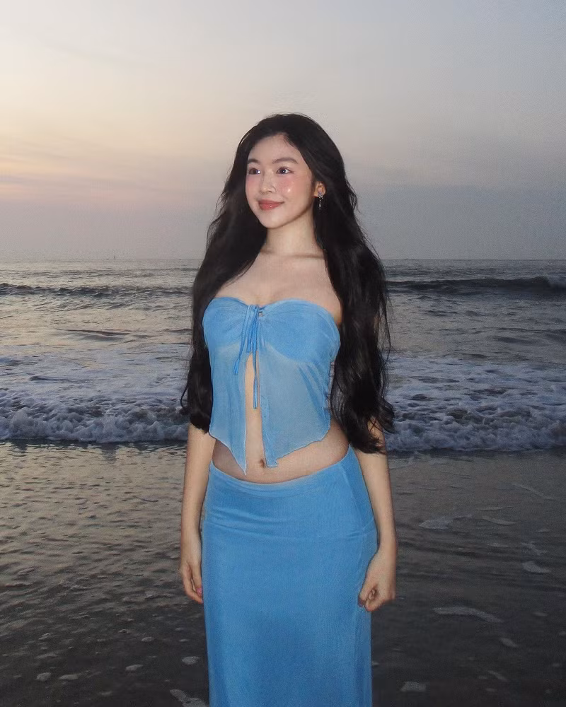 Cô nàng chú thích: “Bình minh trên biển”. lo-lem-1.jpg