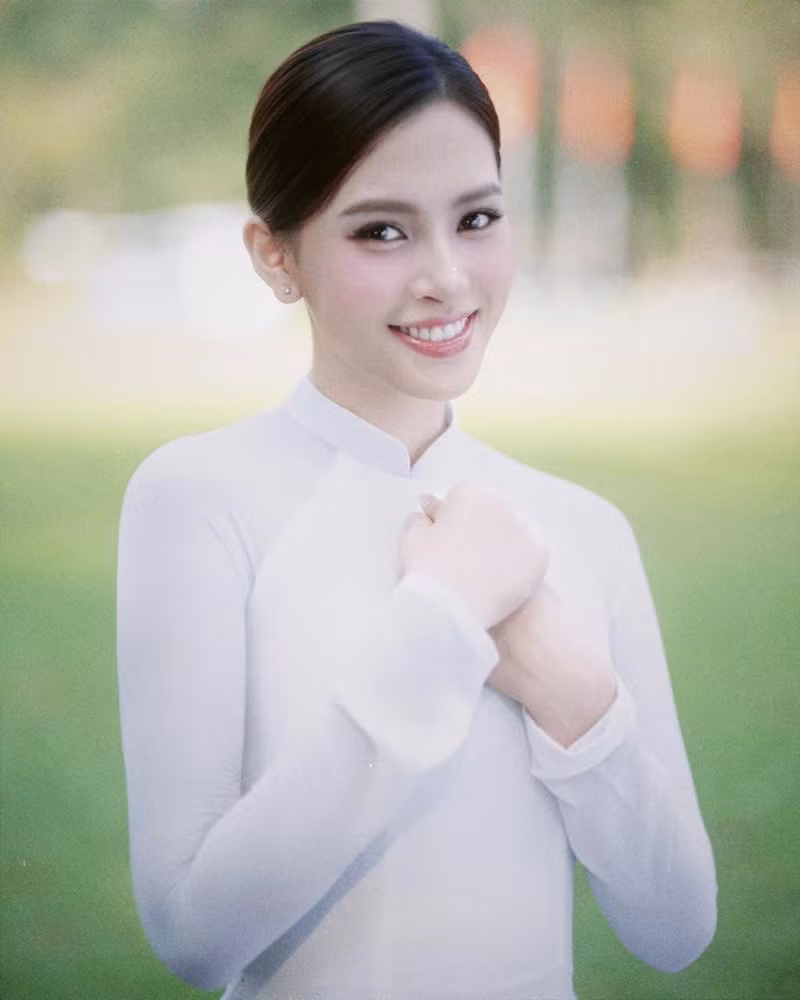 “Tháng 4 gió mát trời trong. Cảm ơn Đất Nước, ấm nồng tự do” – Tiểu Vy xúc động chia sẻ trên trang cá nhân. ao-dai-2.jpg