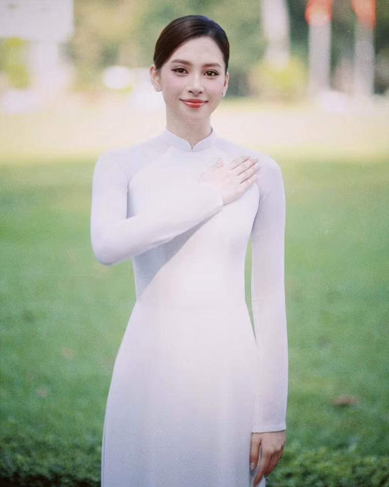 Hoa hậu Tiểu Vy tỏa sáng với nhan sắc rạng rỡ cùng thần thái dịu dàng. Cô gây ấn tượng mạnh với bộ ảnh áo dài trắng tinh khôi chụp tại Dinh Độc Lập. ao-dai-1.jpg