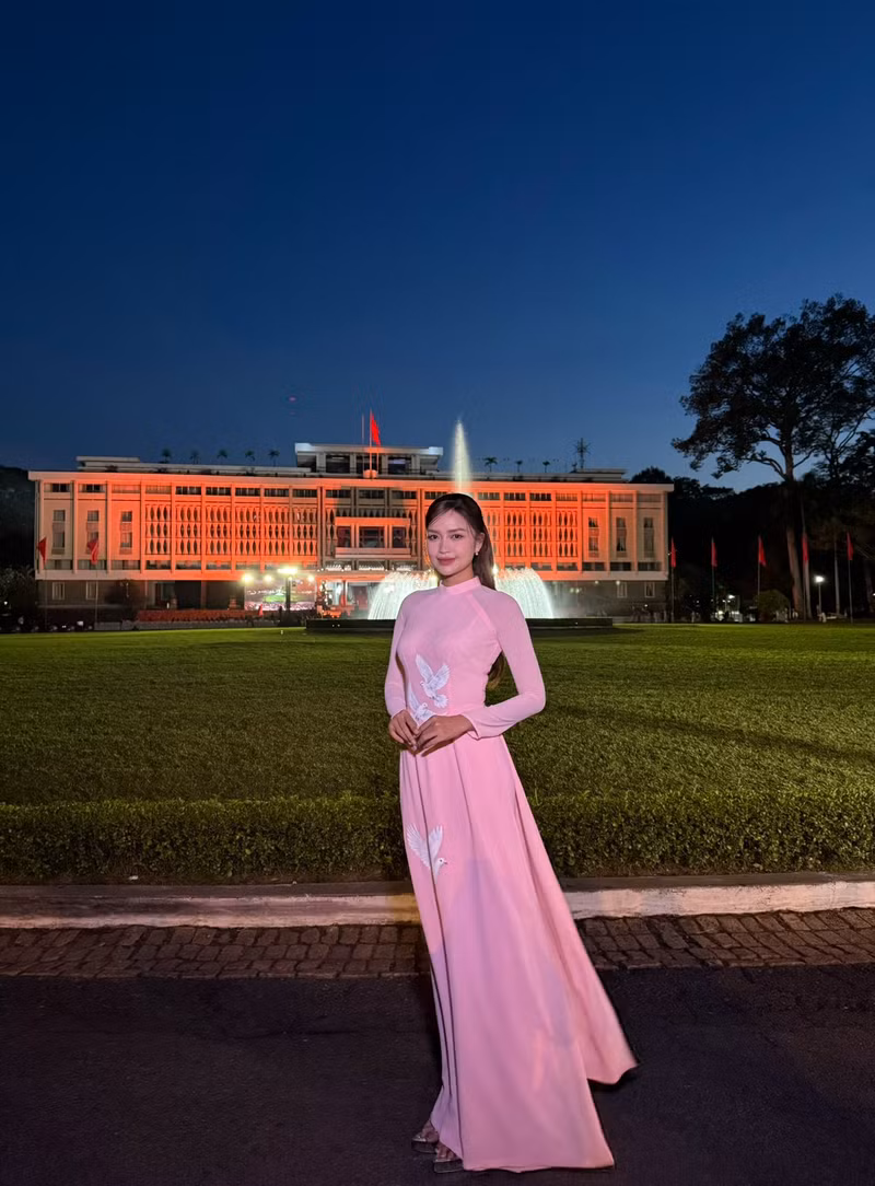 Hoa hậu Ngọc Châu tranh thủ ghi lại khoảnh khắc đặc biệt tại Dinh Độc Lập nhân kỷ niệm 50 năm ngày thống nhất đất nước, qua đó góp phần lan tỏa tình thần yêu nước và lòng tự hào dân tộc. ao-dai-5.jpg