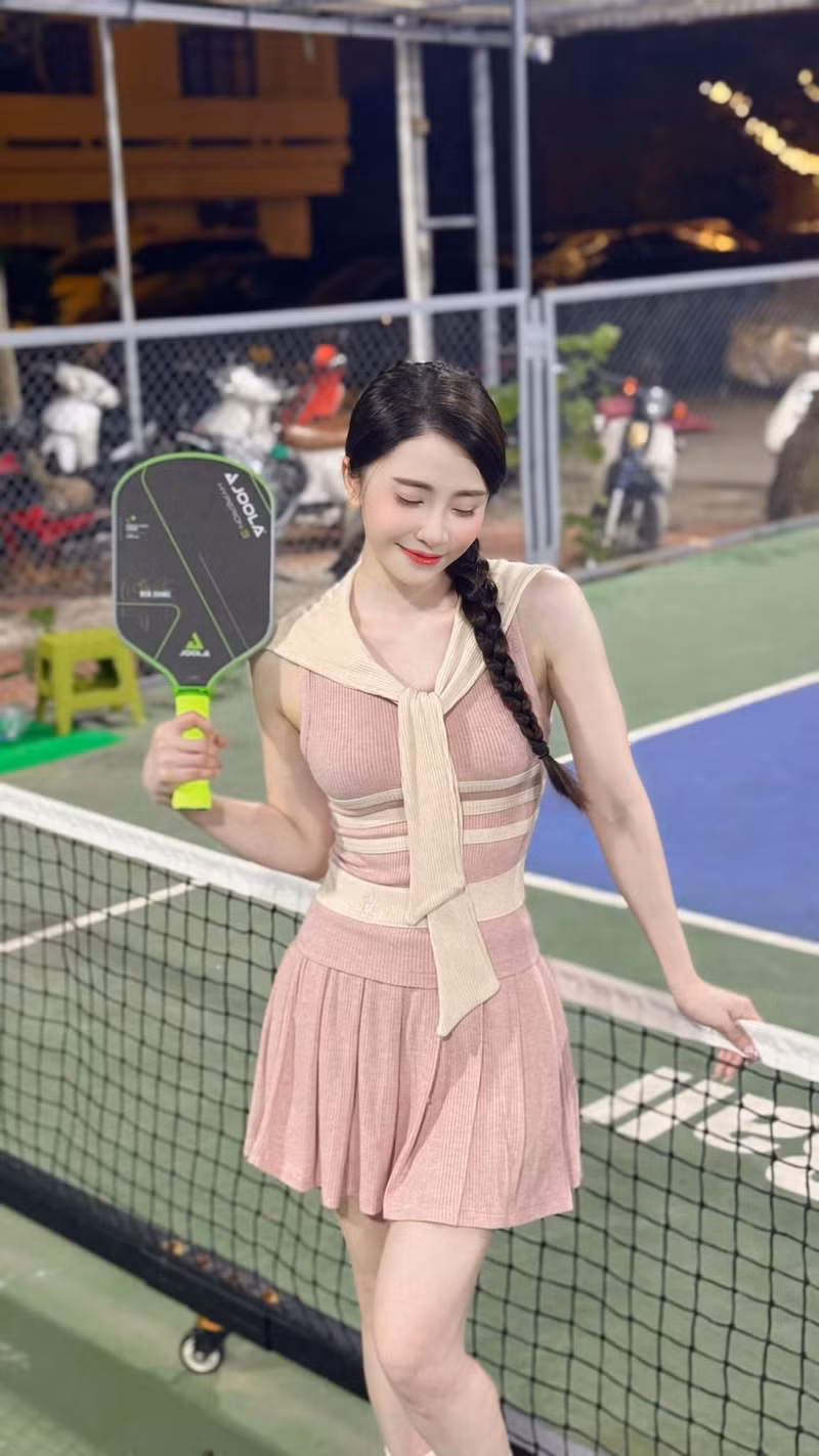 Ngoài ra, nói về việc pickleball gây tranh cãi trong thời gian qua, Quỳnh Nga cho biết bất cứ bộ môn thể thao nào mới du nhập về Việt Nam cũng sẽ có người thích và không thích. quynh-nga-9-1541.jpg