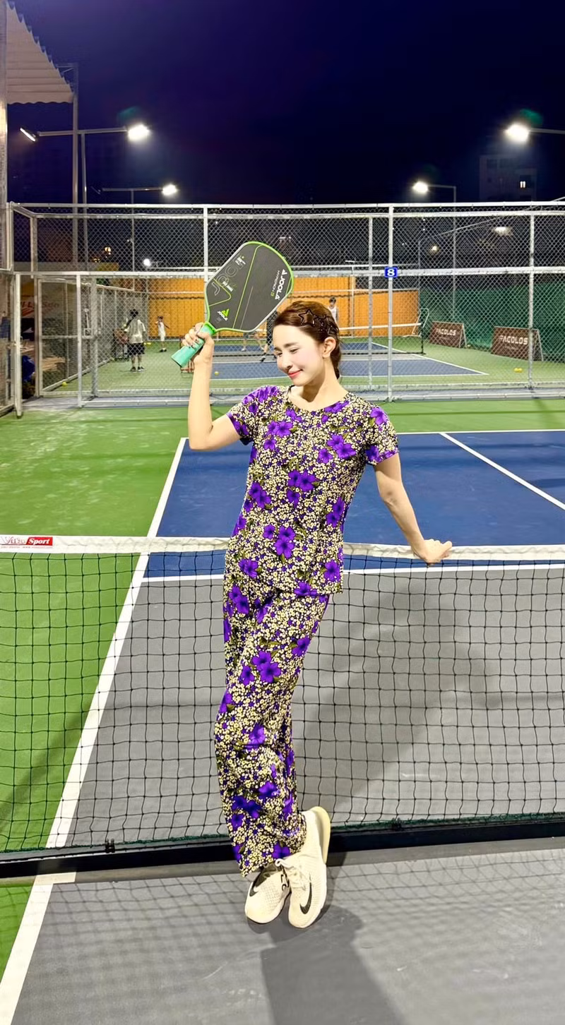 Trước đó, người đẹp sinh năm 1988 từng nhận về vô số ý kiến trái chiều diện “đồ bộ bà thím” ra sân chơi pickleball. quynh-nga-10-1907.jpg