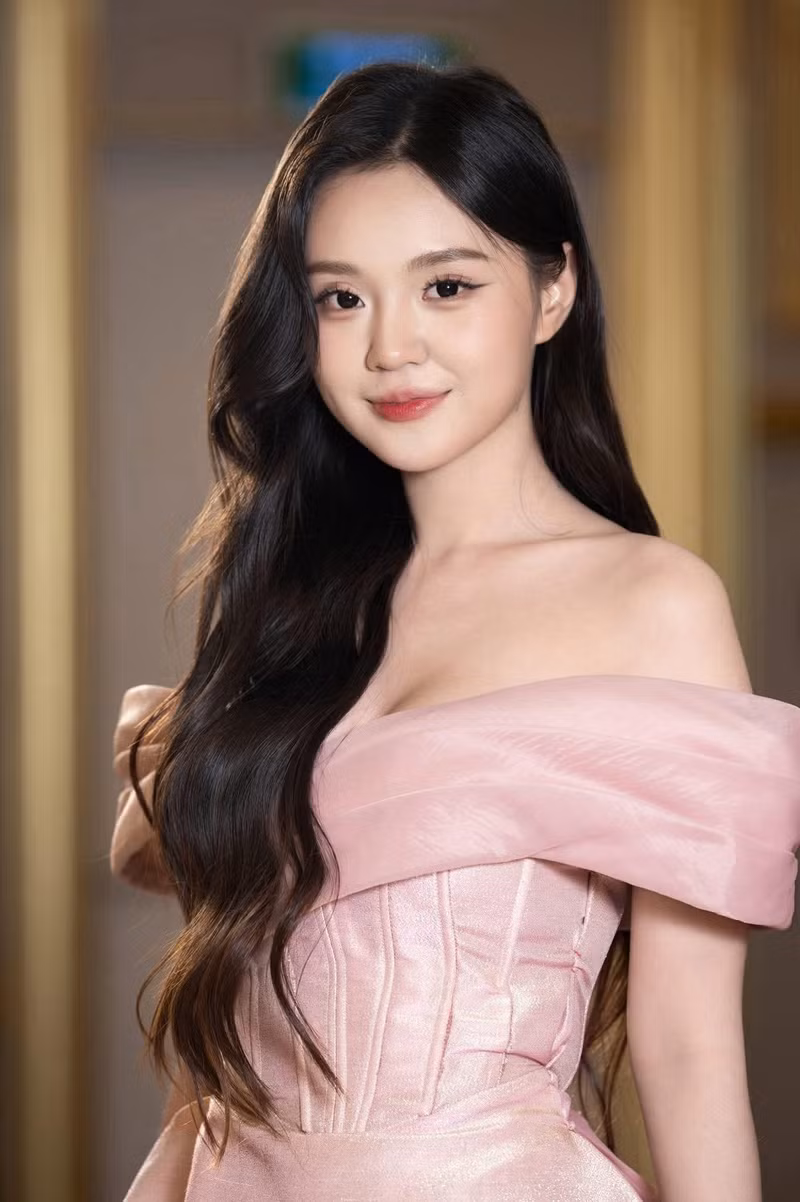 Không chỉ dừng lại ở vẻ đẹp ngoại hình, người đẹp sinh năm 2004 còn thể hiện sự tự tin, bản lĩnh khi xuất hiện trên sân khấu, từ phần trình diễn trang phục đến ứng xử. khanh-nhu-6.jpg